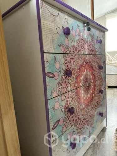 Cajonera blanca con diseño mandala