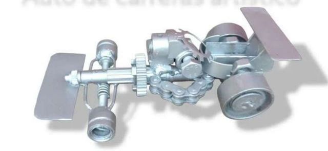 Escultura de auto de carrera