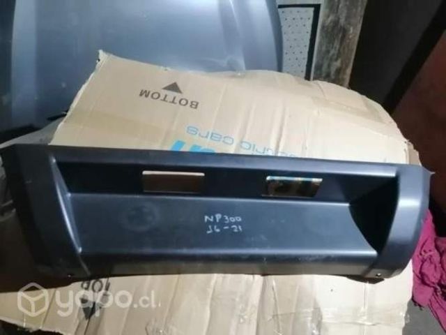 Moldura central parachoque trasero np300