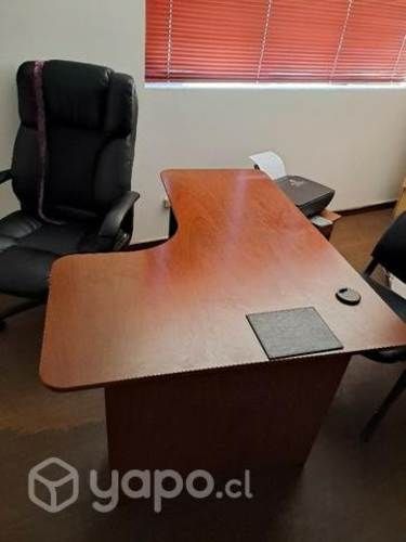Escritorio y sillas