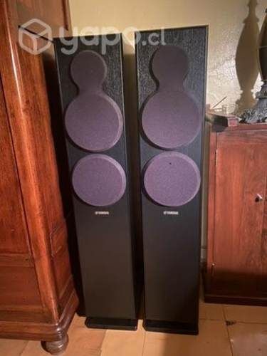 Par de columnas marca Yamaha en excelente estado