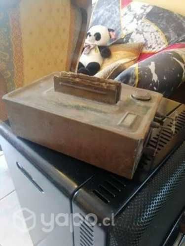 Antigua estufa de bronce a parafina con sus mechas