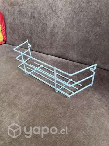 Repisa de metal forrada en plástico