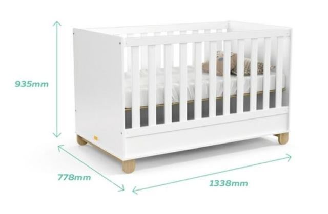 Cuna y cómoda cajonera