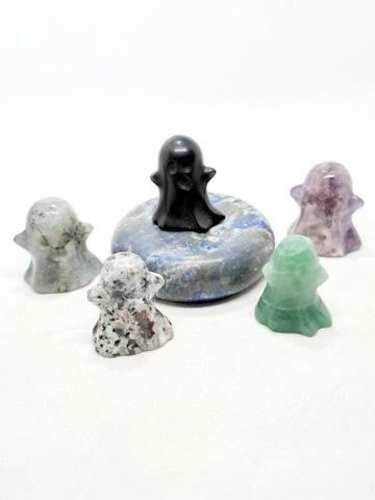 Pequeños Fantasmas Tallados en Piedras para Adorno