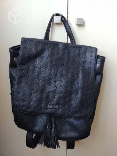 Mochila negra marca lounge