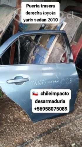 Puerta derecha trasera Toyota Yaris Sedán año 2010
