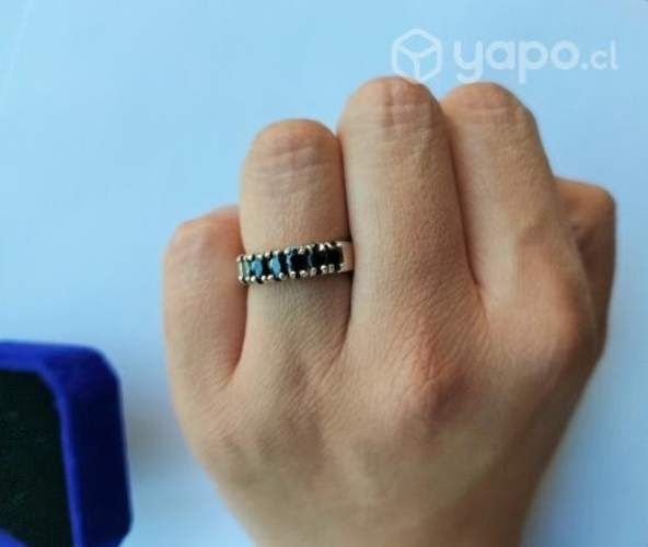 Anillo de plata con zircones azules