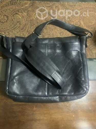 Bolso de cuero negro colgante