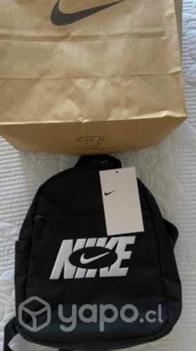 Con su etiqueta la mochila nueva