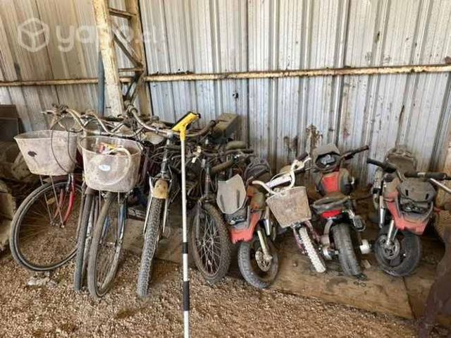 Lote de bicicletas y motos como están