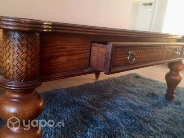 Mesa de centro de madera con cubierta de cuero