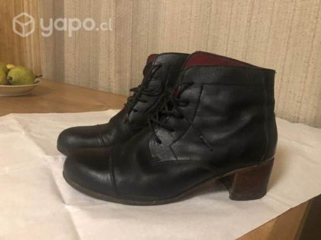 Botines de cuero y charol negros