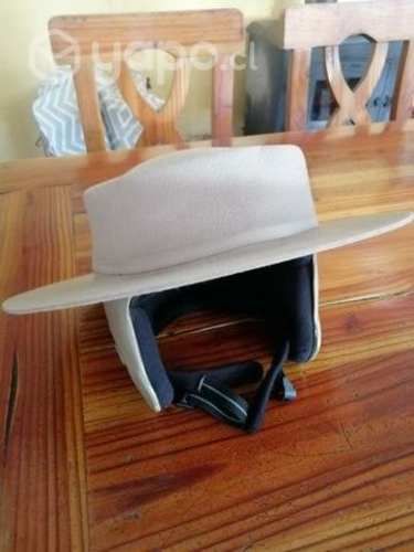 Sombrero de huaso con casco