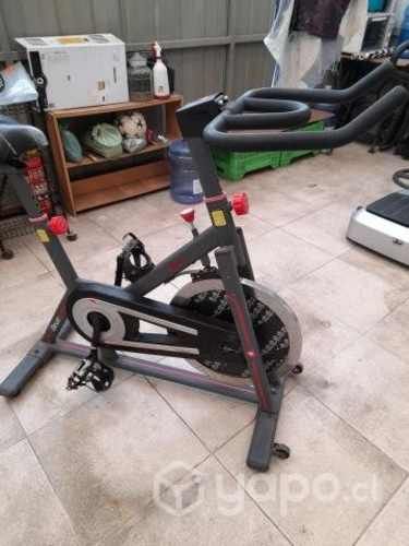 Bicicleta spinning y plataforma vibratori