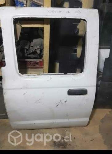 Puerta trasera izquierda Nissan terrano