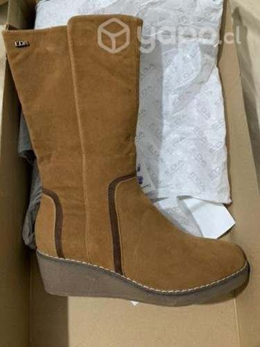 Botas largas nuevas