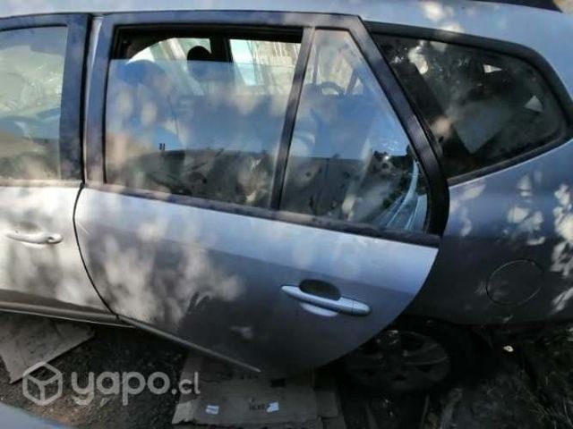 Puerta trasera izquierda kia carens