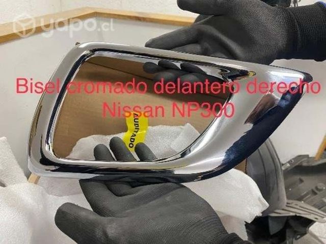 Bisel cromado delantero derecho Nissan NP300
