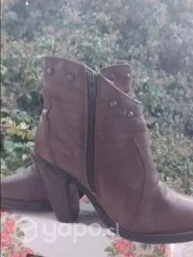 Botines Cuero & Tachas ( 36 )