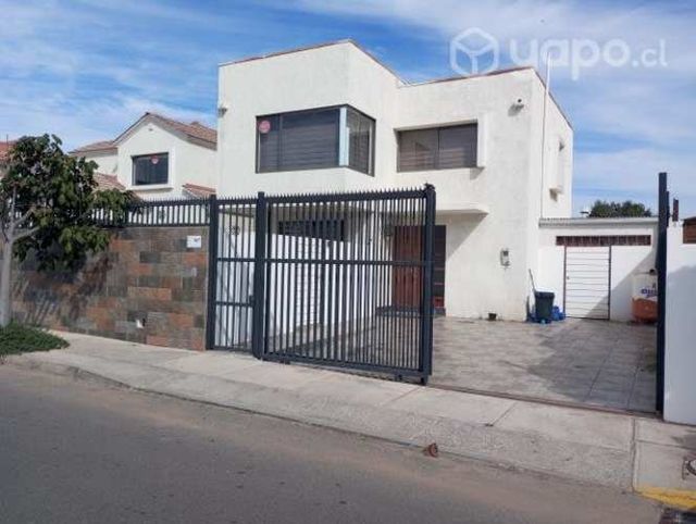 Casa Con Piscina Sector Residencial