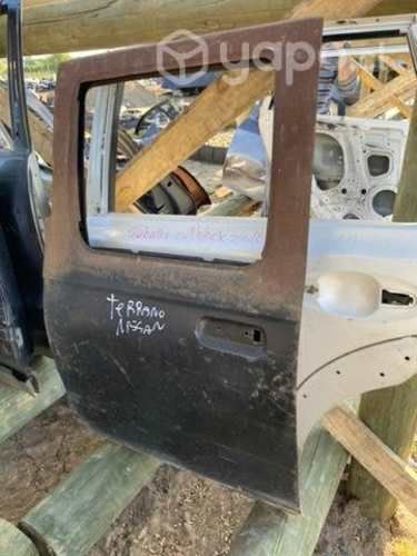 Puerta Nissan terrano 2012