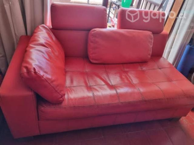 sofá de cuero rojo