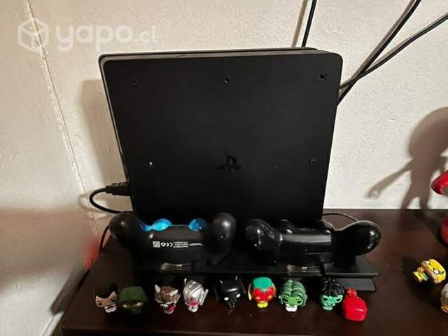 PlayStation 4, con 2 controles y 3 juegos