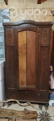 Closet antiguo de madera