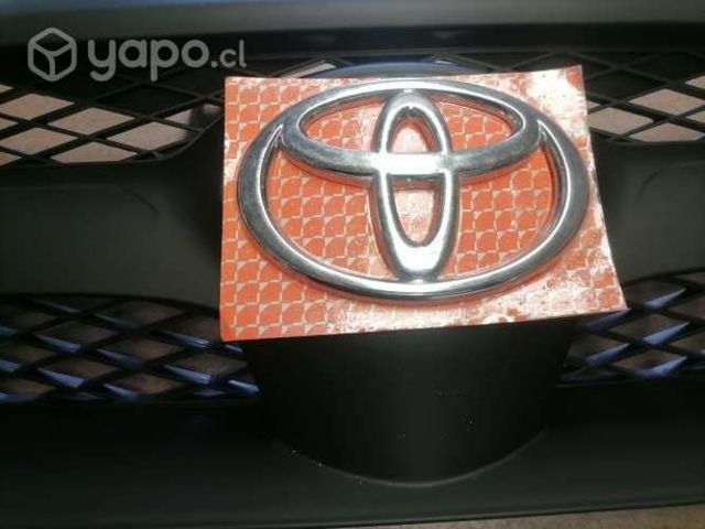 Mascara hilux + logo cromado