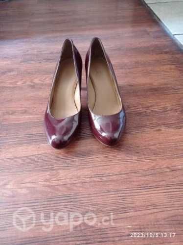 Zapatos formales color burdeo