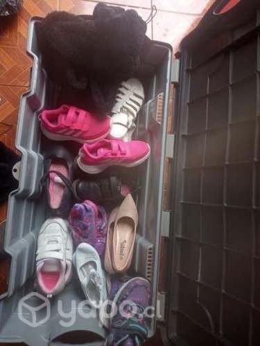 Lote de 11 pares de zapatos, zapatillas, tacones