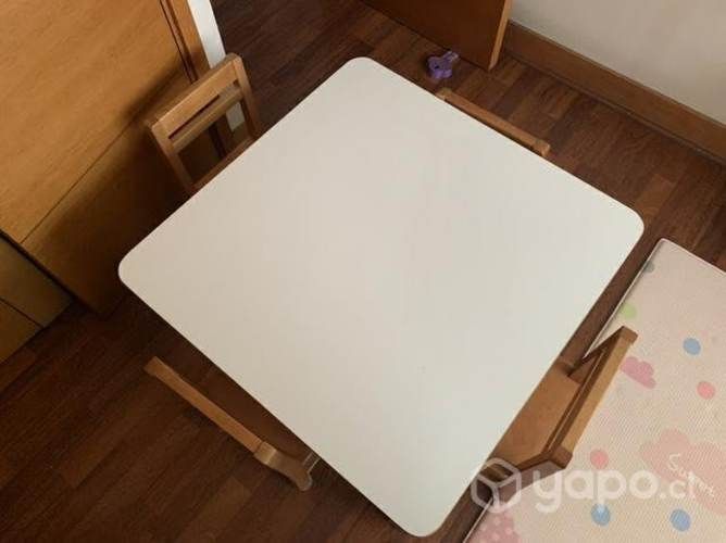 Mesa de madera con 4 sillas