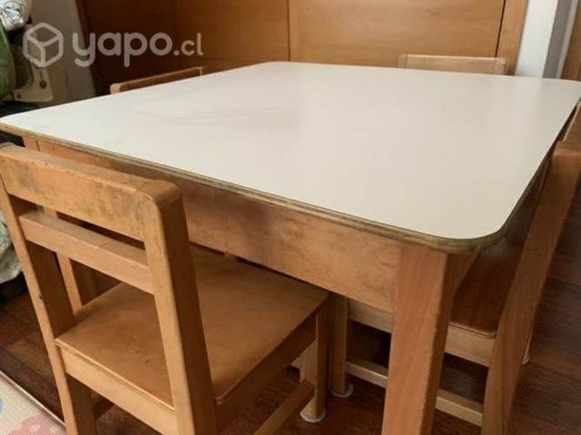 Mesa de madera con 4 sillas