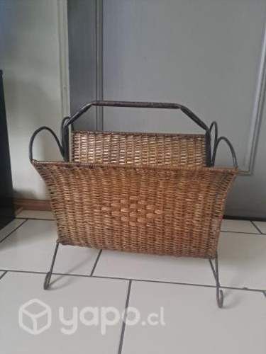 Revistero de mimbre