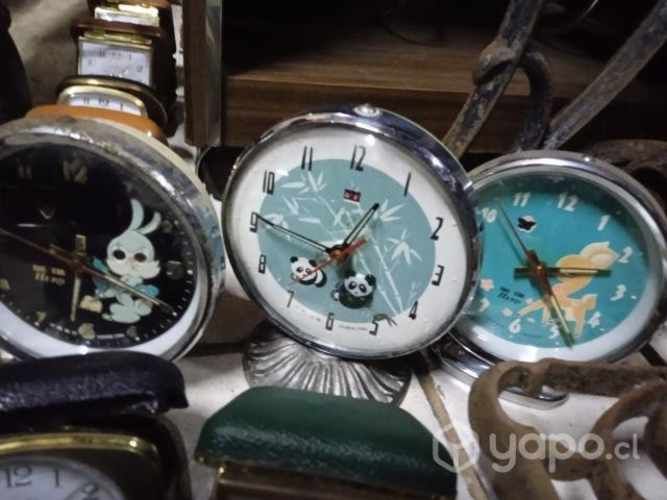 Antiguos despertadores a cuerda funcionando