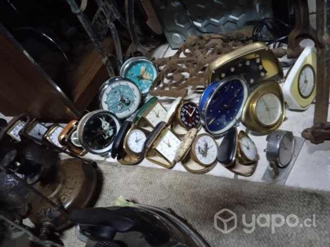 Antiguos despertadores a cuerda funcionando