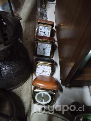 Antiguos despertadores a cuerda funcionando