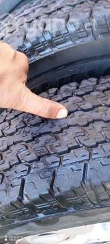 4 neumáticos con llantas para camioneta Toyota Hil