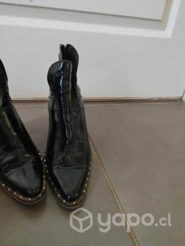 Botin cuero charol con tachas taco madera