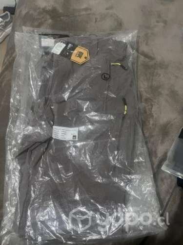 Pantalon tipo trekking