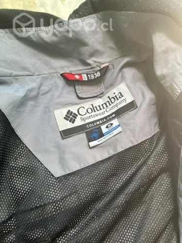 Parka Columbia con pequeño detalle