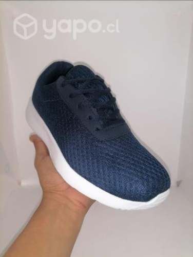 Zapatillas Color Azul con la Suela Blanca