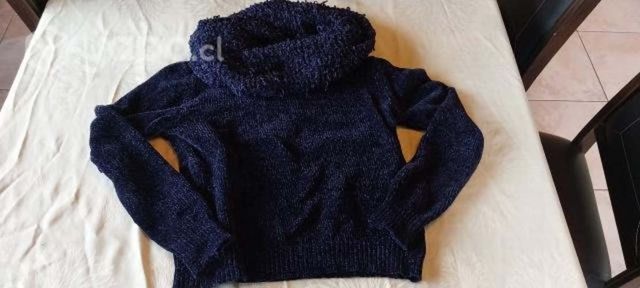 Chaleco azul oscuro, textura suave.