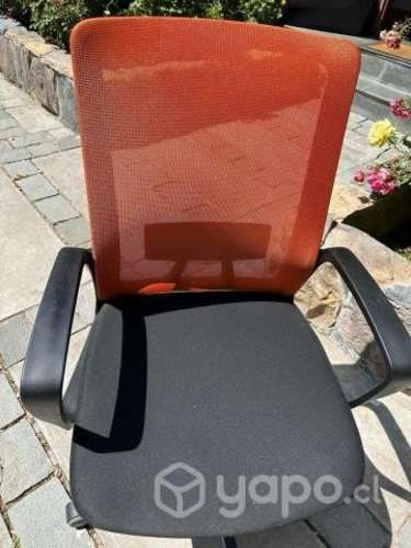 Silla Happy naranja, usada, 10 unidades disponible