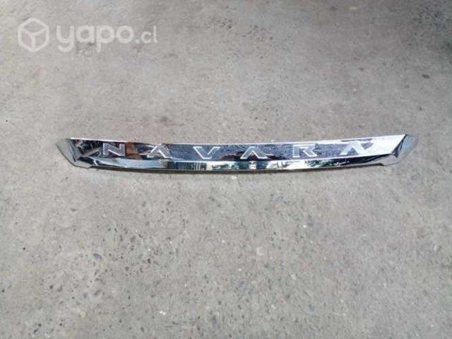 Moldura capot nissan navara original