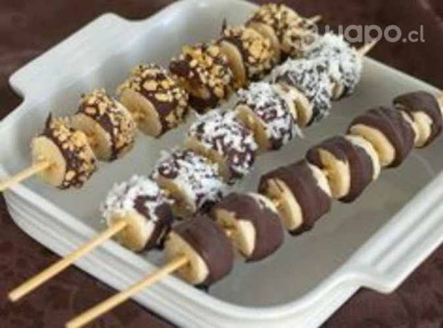 Consulta por tu brochetas de frutas y gomitas