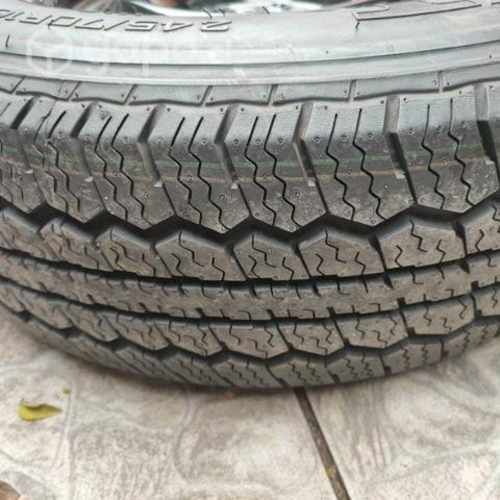 Llantas y neumático nuevo