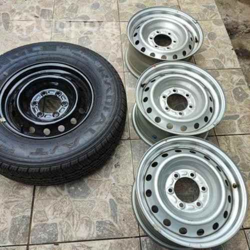 Llantas y neumático nuevo