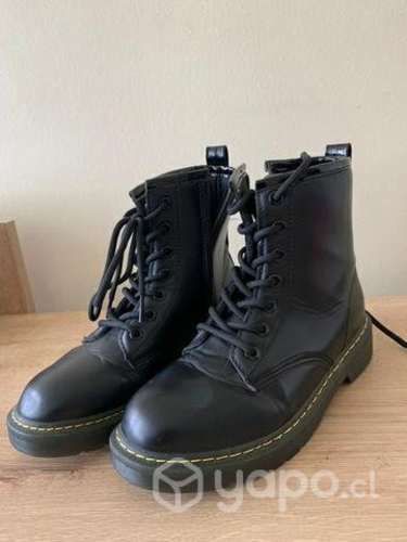 Botines con costura amarilla